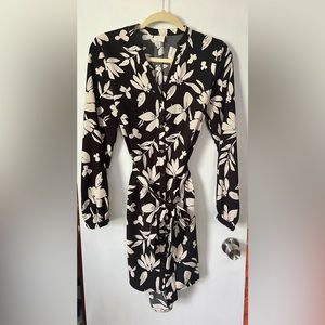 Cute and comfortable wrinkle-free long-sleeve shirt dress - size XS